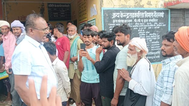 मंडलायुक्त गोरखपुर ने सहकारी समितियों का किया निरीक्षण