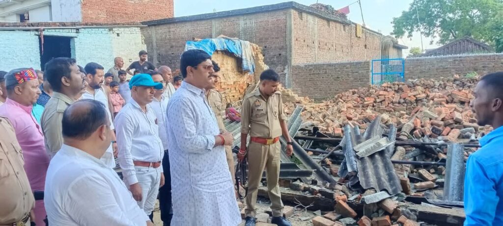 विधायक ऋषि त्रिपाठी ने टेढ़ी गांव में मकान गिरने से घायल परिवार का लिया हालचाल