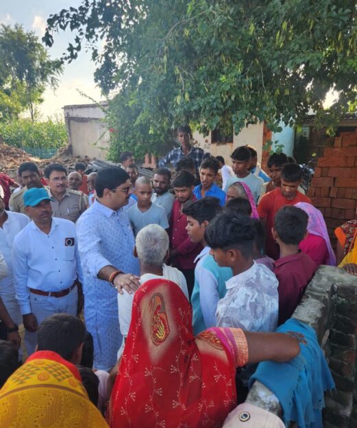 विधायक ऋषि त्रिपाठी ने टेढ़ी गांव में मकान गिरने से घायल परिवार का लिया हालचाल