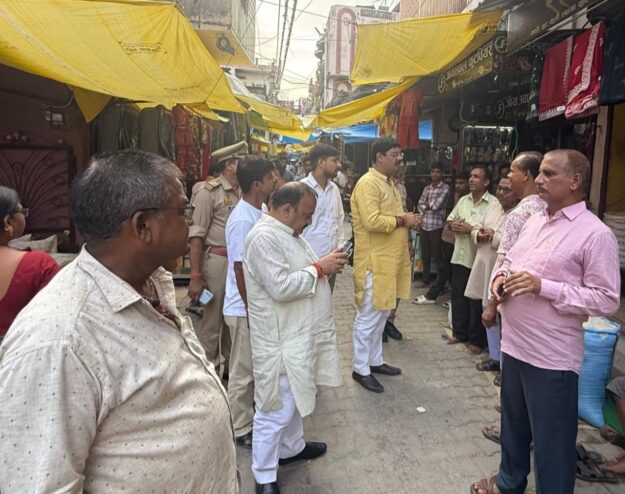 विधायक ऋषि त्रिपाठी ने नौतनवा नगर भ्रमण कर व्यापारियों से की मुलाकात