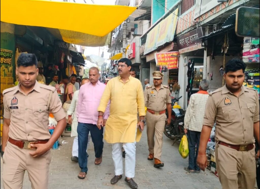 विधायक ऋषि त्रिपाठी ने नौतनवा नगर भ्रमण कर व्यापारियों से की मुलाकात