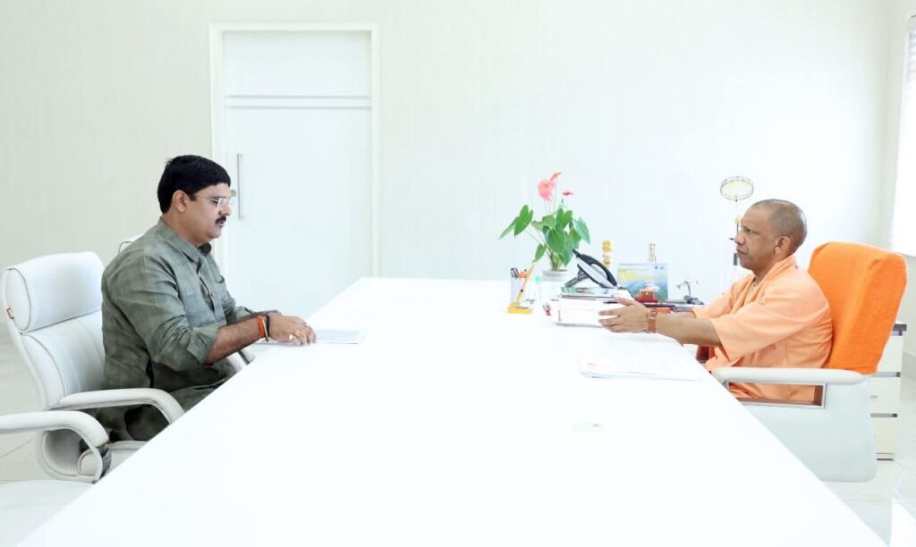 नौतनवा विधायक ने मुख्यमंत्री योगी से की शिष्टाचार भेंट, विकास कार्यों पर हुई चर्चा