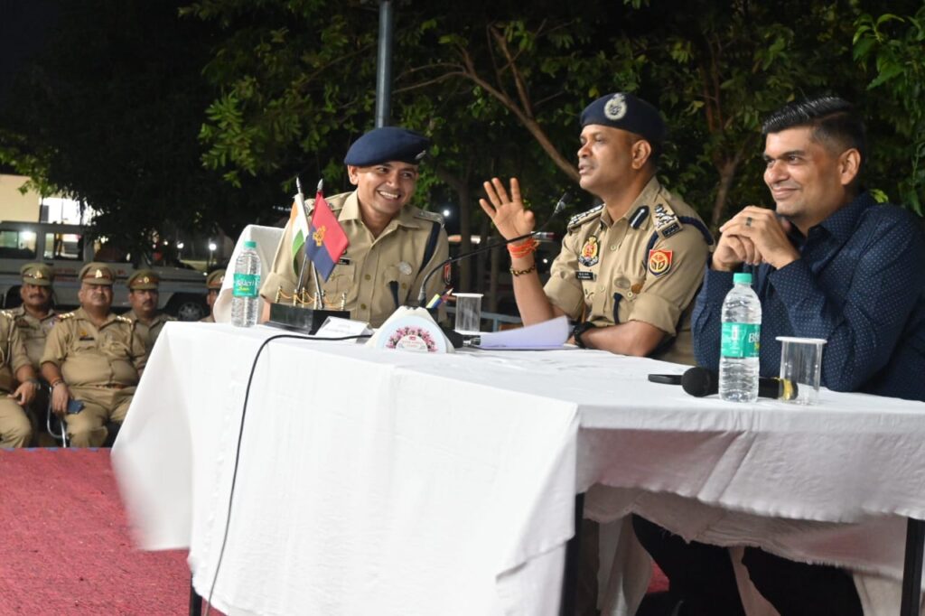 महराजगंज पुलिस लाइन का मंडलायुक्त और डीआईजी ने किया निरीक्षण