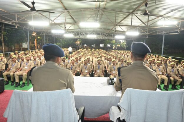 महराजगंज पुलिस लाइन का मंडलायुक्त और डीआईजी ने किया निरीक्षण