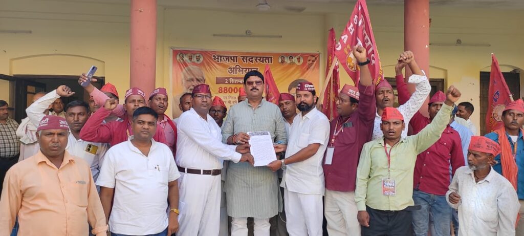 निषाद पार्टी की पदाधिकारियो ने विधायक नौतनवा को मुख्यमंत्री को संबोधित सौंपा मांग पत्र