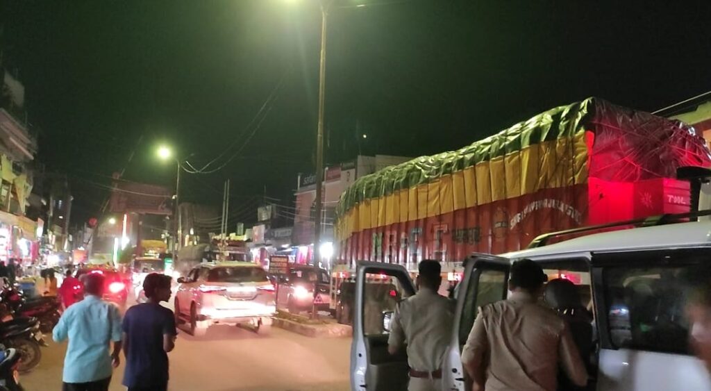 सोनौली बॉर्डर पर रात में अचानक पहुंचे विधायक ऋषि त्रिपाठी, तो जाने क्या हुआ