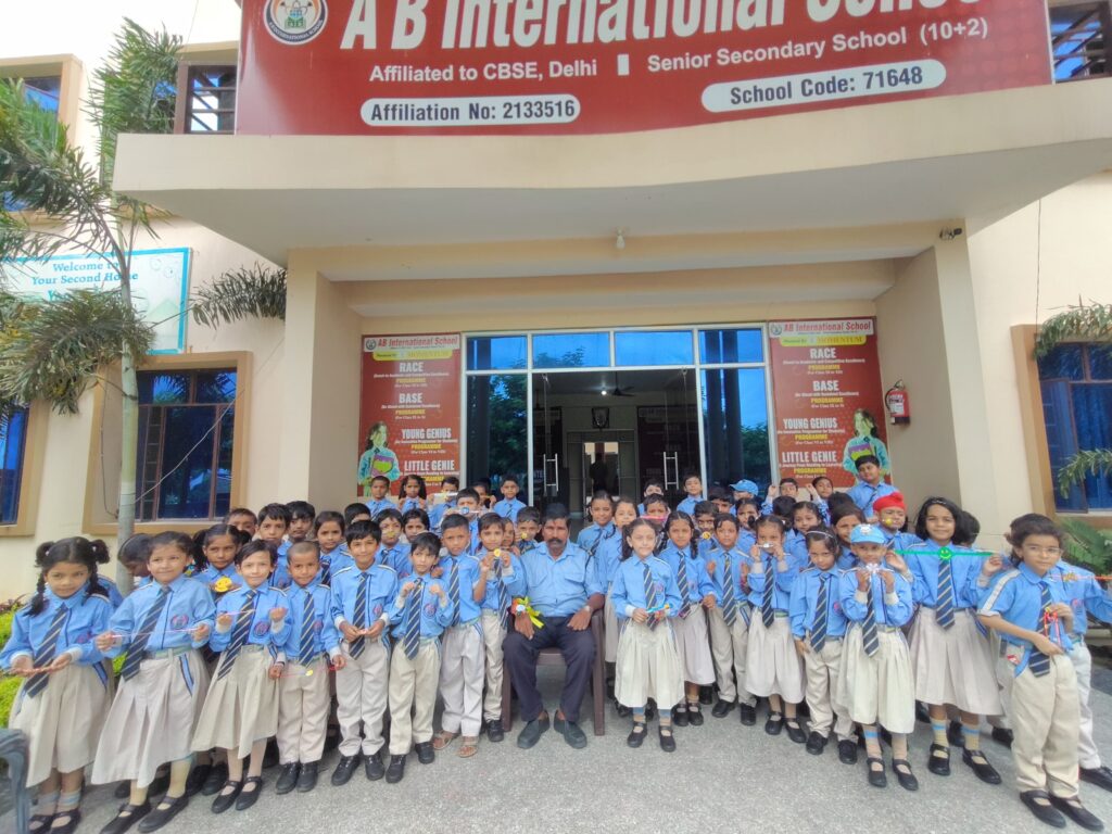 रक्षाबंधन के रंग में रंगे नौतनवा के बचपन व एबी इंटरनेशनल स्कूल के नन्हें सितारे