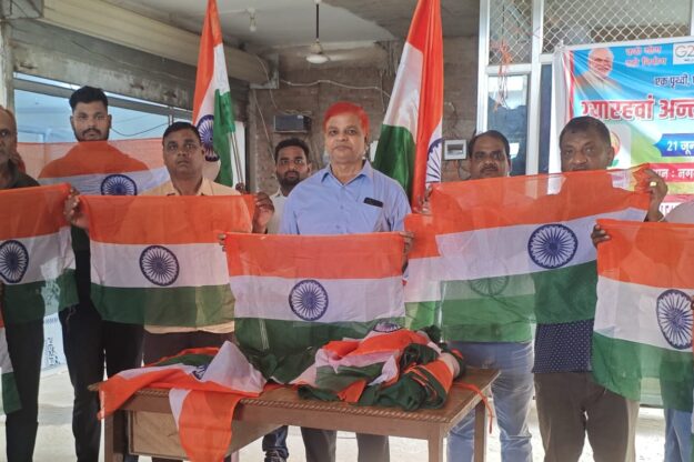 सोनौली में ‘हर घर तिरंगा’ अभियान की हुई शुरुआत, नगर पंचायत अध्यक्ष हबीब खान ने किया शुभारंभ