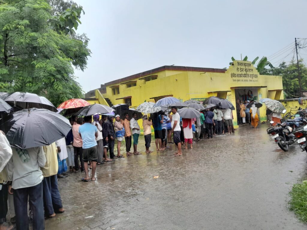 कोल्होई : यूरिया की लाइन में डटे रहे बहादुरी के किसान 