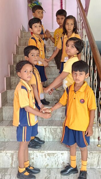 नौतनवा के बचपन स्कूल में बच्चों ने उत्साहपूर्वक मनाया फ्रेंडशिप डे, सीखी दोस्ती की सच्ची परिभाषा