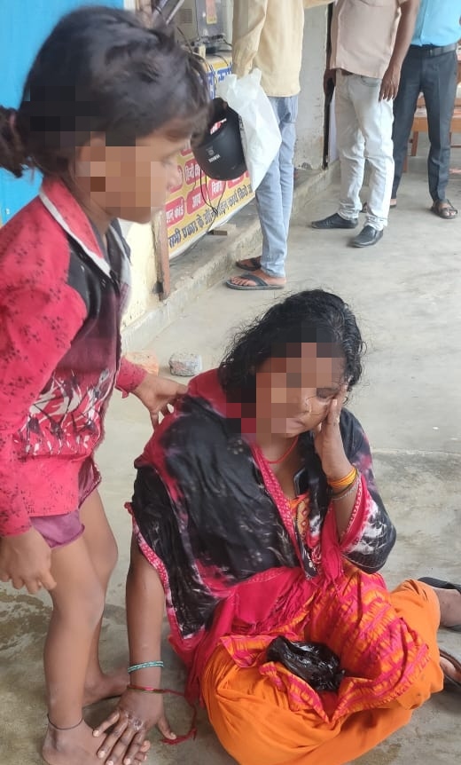 दर्द की धूप में गिर पड़ी सुनीता, मासूम बच्ची ने मां को उठाने की गुहार लगाई –तहसील चौराहे पर उमड़ी भीड़"