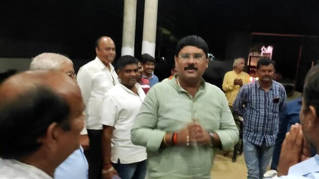 सोनौली बॉर्डर पर रात में अचानक पहुंचे विधायक ऋषि त्रिपाठी, तो जाने क्या हुआ