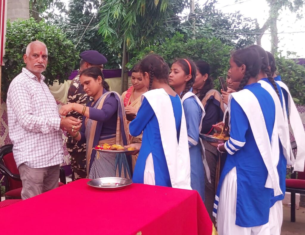 छात्राओं ने बांधी चेयरमैन और जवानों को राखी, लिया सीमा और समाज की सुरक्षा का संकल्प