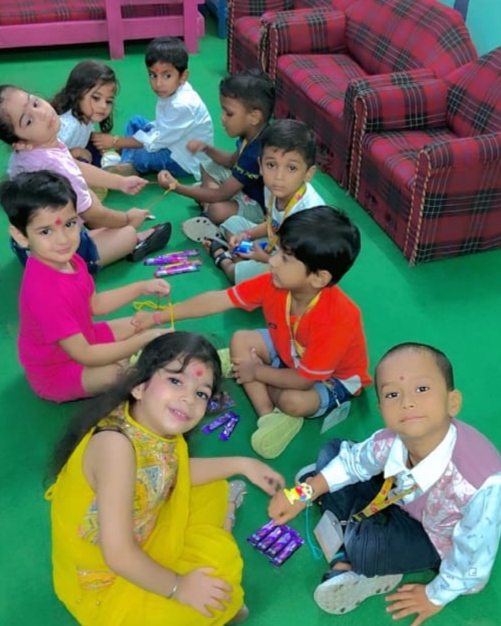 रक्षाबंधन के रंग में रंगे नौतनवा के बचपन व एबी इंटरनेशनल स्कूल के नन्हें सितारे