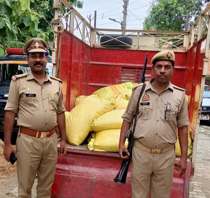 नेपाल भेजने के लिए रखी गई यूरिया खाद की खेप नौतनवा पुलिस ने की सीज