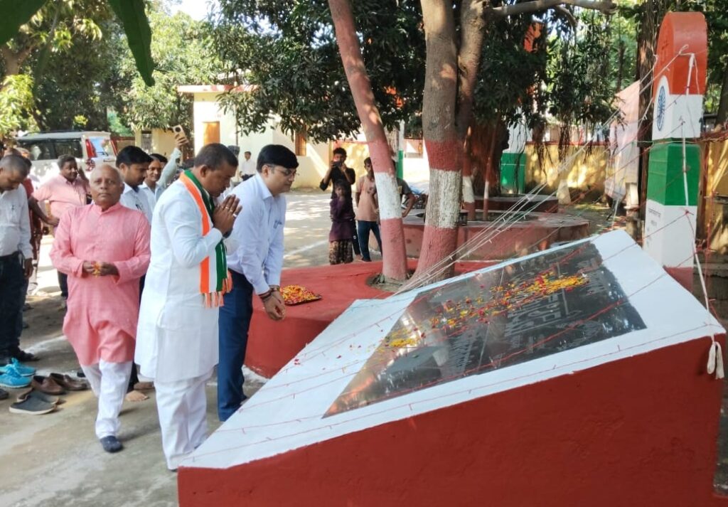 सरहद से गांव तक गूंजा आज़ादी का जश्न