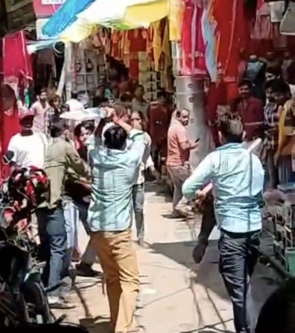 सोनौली: बर्तन गली में बाइक टकराने के बाद जमकर मारपीट एक का सर फूटा दो चोटिल