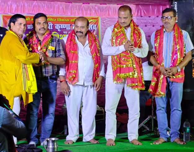 नौतनवा नगर पालिका अध्यक्ष ने किया पंडालों का भ्रमण, की श्रीकृष्ण आराधना