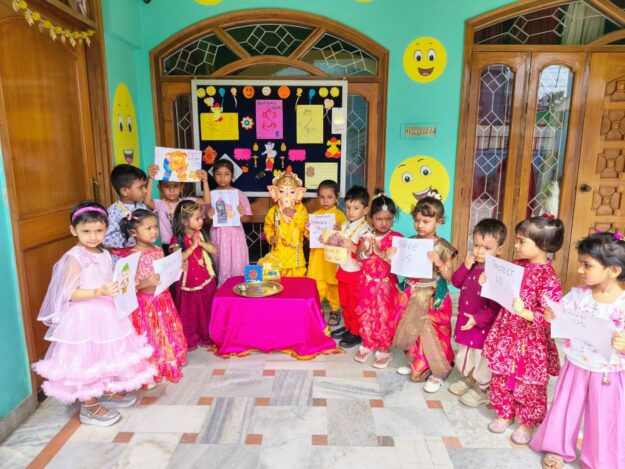 बप्पा के स्वागत में झूमे नौतनवा बचपन स्कूल के बच्चे