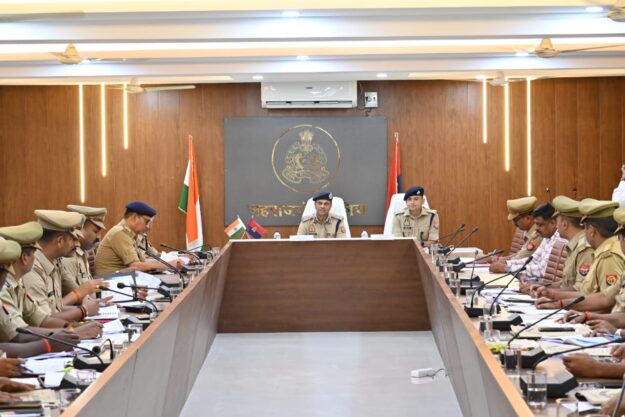 डीआईजी ने की महाराजगंज पुलिस की कार्यप्रणाली की सराहना