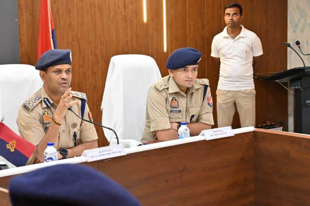 डीआईजी ने की महाराजगंज पुलिस की कार्यप्रणाली की सराहना