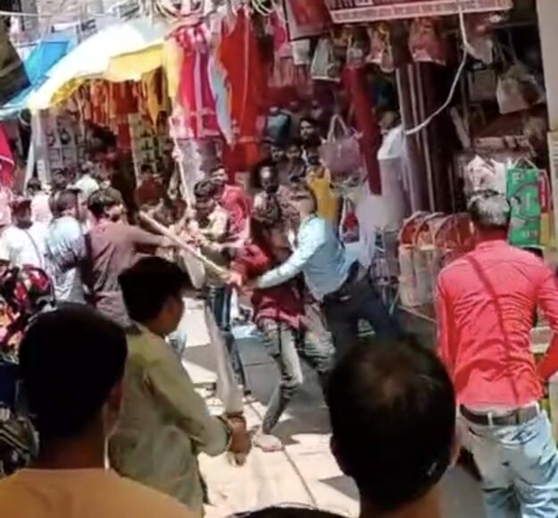 सोनौली: बर्तन गली में बाइक टकराने के बाद जमकर मारपीट एक का सर फूटा दो चोटिल