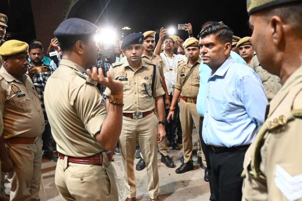 सोनौली बॉर्डर पहुंचे मंडलायुक्त, नेपाल में हिंसा के चलते सीमा सुरक्षा का लिया जायज़ा