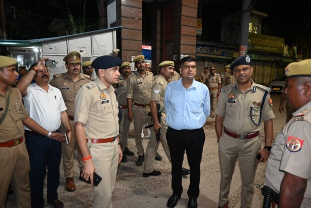 सोनौली बॉर्डर पहुंचे मंडलायुक्त, नेपाल में हिंसा के चलते सीमा सुरक्षा का लिया जायज़ा