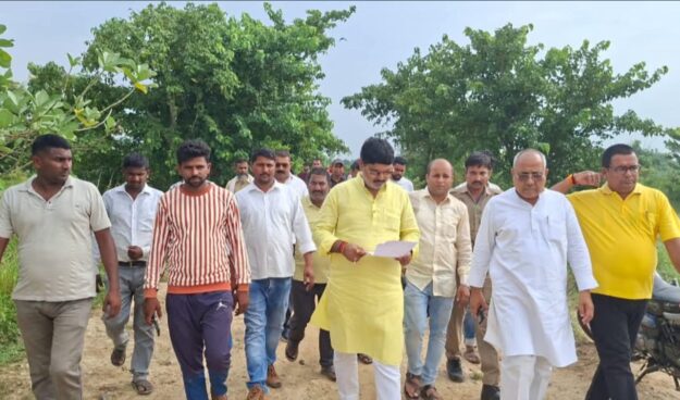 विधायक ऋषि त्रिपाठी ने किया बधेला तटबंध का निरीक्षण, जनता से की मुलाकात