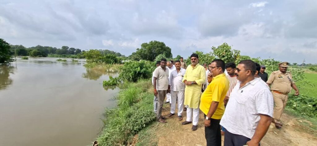 विधायक ऋषि त्रिपाठी ने किया बधेला तटबंध का निरीक्षण, जनता से की मुलाकात