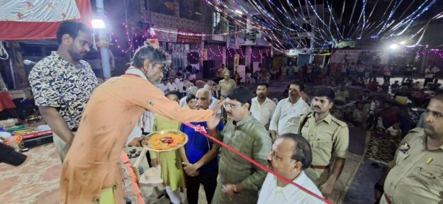 नौतनवां: रामलीला मंचन का भव्य शुभारंभ, विधायक ऋषि त्रिपाठी ने आरती कर किया कार्यक्रम का उद्घाटन