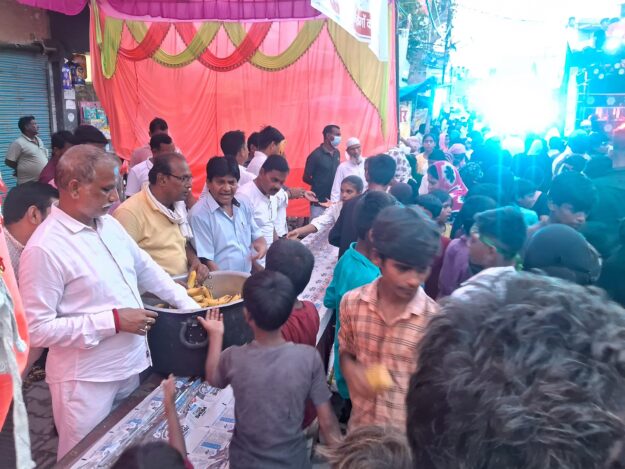 ईद-ए-मिलादुन्नबी पर नौतनवां में निकला भव्य जुलूस, पालिका अध्यक्ष ने किया स्वागत व फल वितरण