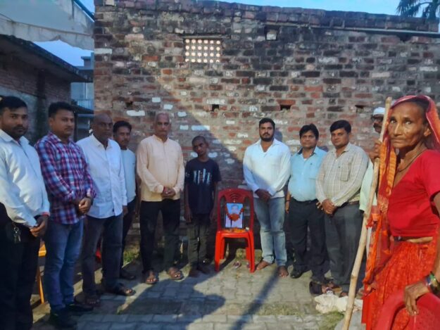 ठेले पर पिता की अर्थी उठाने वाले मासूमों के ब्रह्मभोज में पहुचें नगर अध्यक्ष व विधायक ने निभाया वादा"