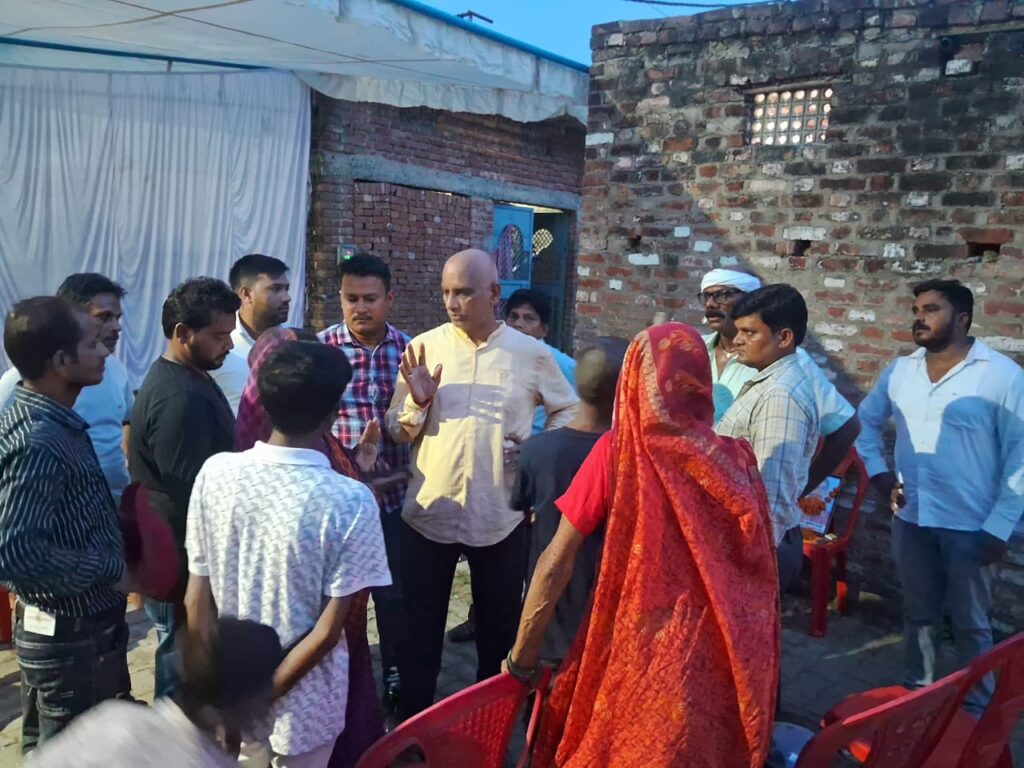 ठेले पर पिता की अर्थी उठाने वाले मासूमों के ब्रह्मभोज में पहुचें नगर अध्यक्ष व विधायक ने निभाया वादा"