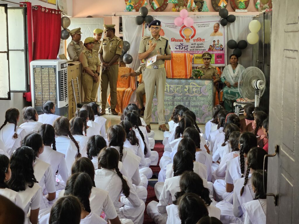 एएसपी ने कस्तूरबा गांधी आवासीय बालिका विद्यालय नौतनवा में बालिकाओं को किया जागरूक