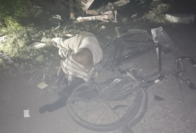 साइकिल सवार ग्रामीण को रौंदते हुए पलटी फॉर्च्यूनर, एक की मौत – नेता से जुड़ा बताया जा रहा वाहन