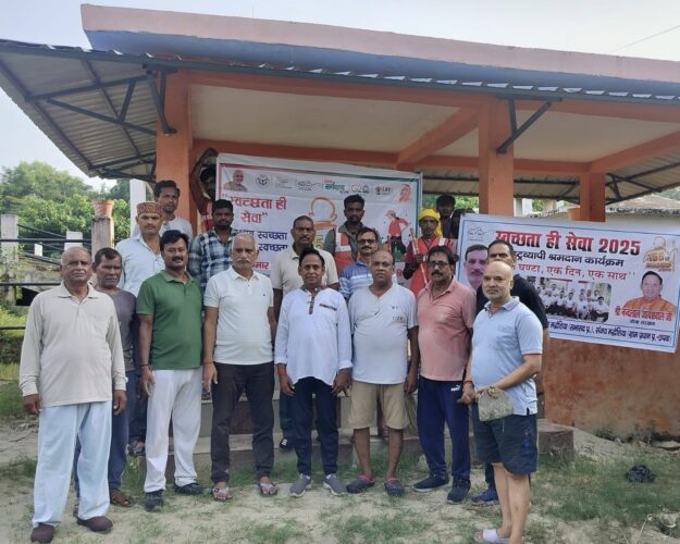 नगर पालिका अध्यक्ष व योगा परिवार ने छठ घाट पर सफाई कर दिया स्वच्छता का संदेश