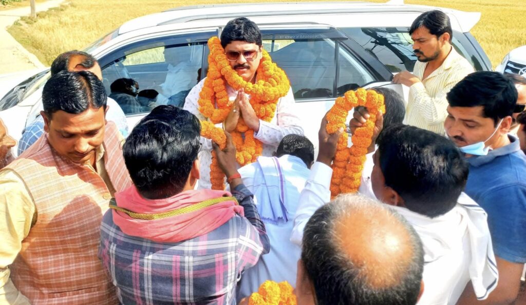 लक्ष्मीपुर ब्लाक परिसर में नौतनवा विधायक ऋषि त्रिपाठी द्वारा फलाहार कार्यक्रम आज