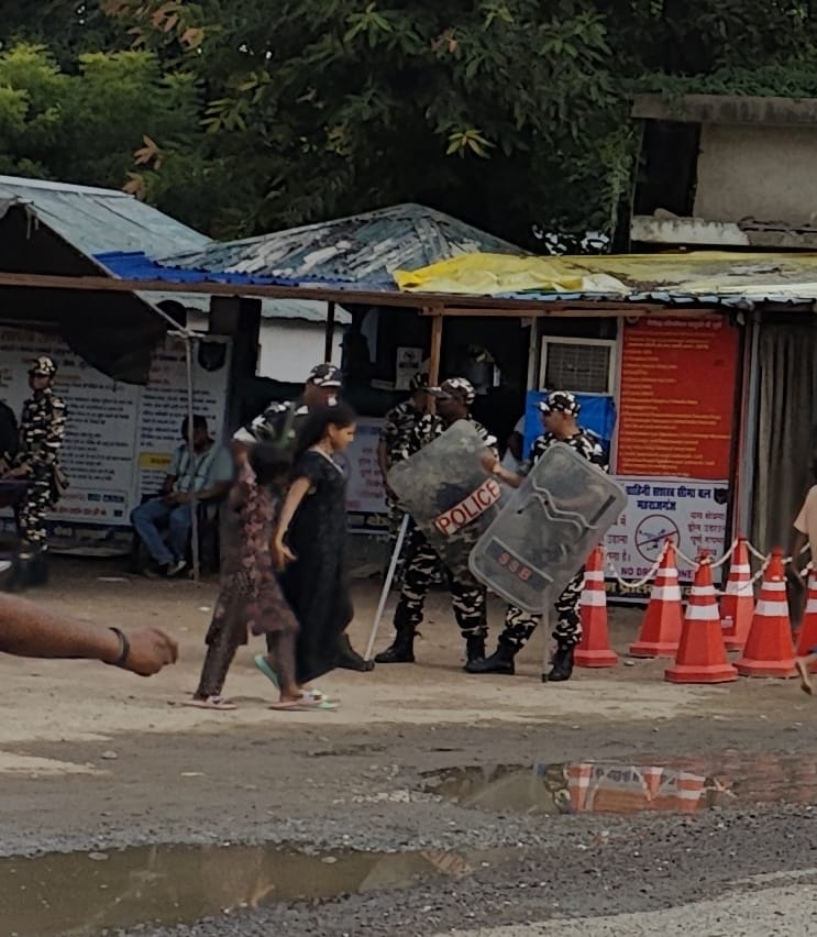 सोनौली बॉर्डर पर भारत ने बढ़ाई चौकसी, नेपाल जाने वालों के लिए एसएसबी ने लगाई बैरिकेडिंग