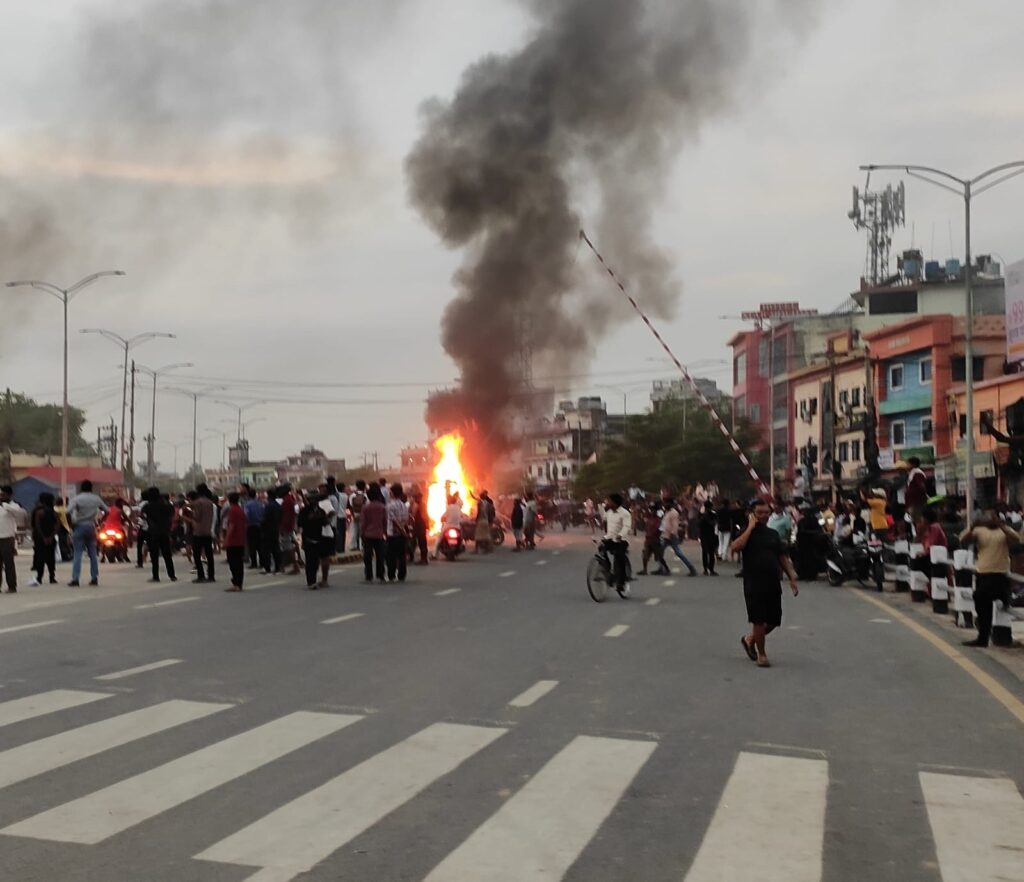 सोनौली बॉर्डर पर पहुंचे प्रदर्शनकारी, नेपाल कस्टम कार्यालय फूका, पुलिस थाने पर पथराव, भैरहवां के मेयर के घर आगजनी 