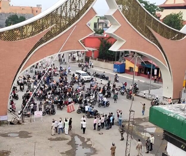 सोनौली बॉर्डर पर पहुंचे प्रदर्शनकारी, नेपाल कस्टम कार्यालय फूका, पुलिस थाने पर पथराव, भैरहवां के मेयर के घर आगजनी 