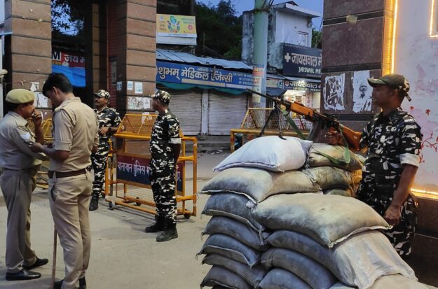 सोनौली बॉर्डर पर पहुंचे प्रदर्शनकारी, नेपाल कस्टम कार्यालय फूका, पुलिस थाने पर पथराव, भैरहवां के मेयर के घर आगजनी 