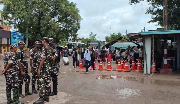 सोनौली बॉर्डर पर सतर्कता, नेपाली सीमा में कर्फ्यू जारी, सेना तैनात