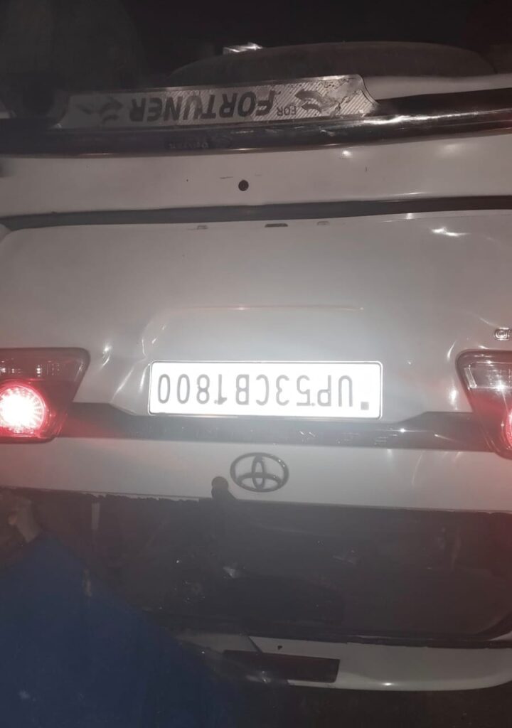 साइकिल सवार ग्रामीण को रौंदते हुए पलटी फॉर्च्यूनर, एक की मौत – नेता से जुड़ा बताया जा रहा वाहन