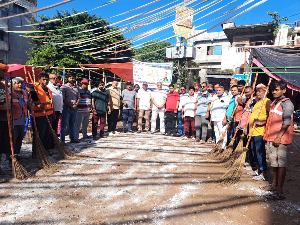 श्रमदान के उत्सव में उमड़ा जनसैलाब, नौतनवा रामलीला प्रांगण में चला स्वच्छता अभियान