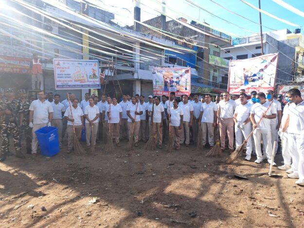 श्रमदान के उत्सव में उमड़ा जनसैलाब, नौतनवा रामलीला प्रांगण में चला स्वच्छता अभियान