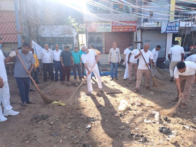श्रमदान के उत्सव में उमड़ा जनसैलाब, नौतनवा रामलीला प्रांगण में चला स्वच्छता अभियान
