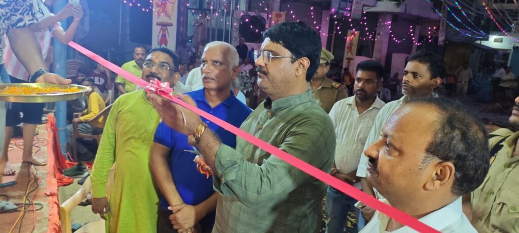 नौतनवां: रामलीला मंचन का भव्य शुभारंभ, विधायक ऋषि त्रिपाठी ने आरती कर किया कार्यक्रम का उद्घाटन