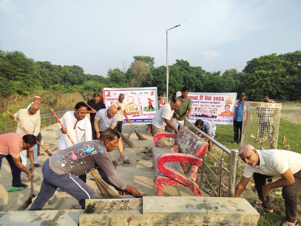 नगर पालिका अध्यक्ष व योगा परिवार ने छठ घाट पर सफाई कर दिया स्वच्छता का संदेश