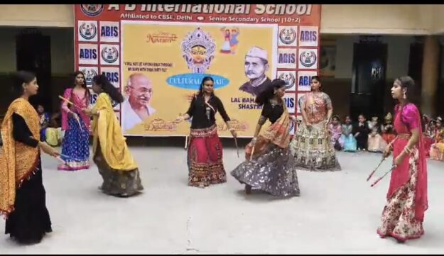 सांस्कृतिक मोज़ेक के रंग में रंगा ए. बी. इंटरनेशनल स्कूल, नौतनवा